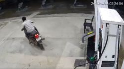 Viral video : २० जणांचा जीव घेणार्‍या बस दुर्घटनेपूर्वी दुचाकीचालक होता दारूच्या नशेत? काही मिनिटांपूर्वीचा पेट्रोल पंपावरील व्हिडीओ व्हायरल