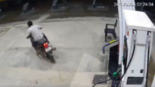Viral video claiming drunk biker at petrol pump moments before Kurnool bus fire accident goes viral