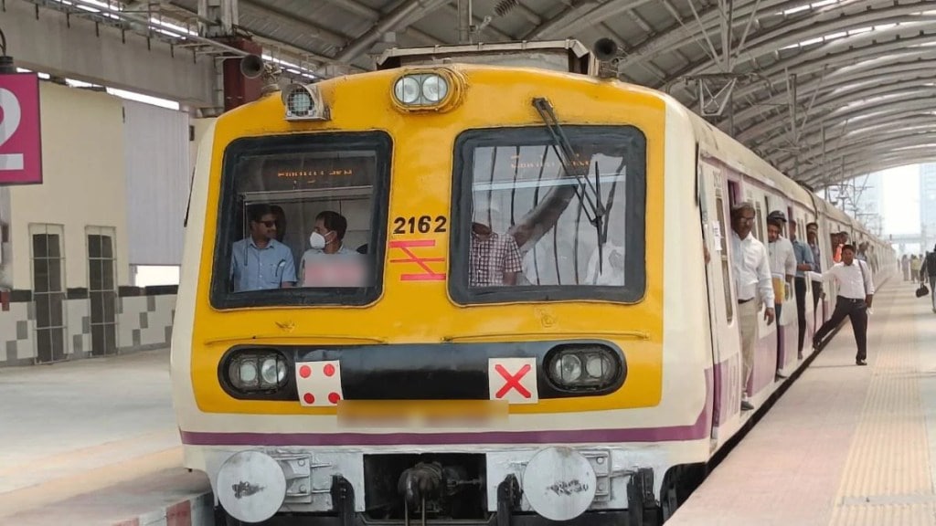 Accident averted in a running local due to motorman caution navi Mumbai
