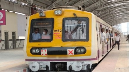 Accident averted in a running local due to motorman caution navi Mumbai