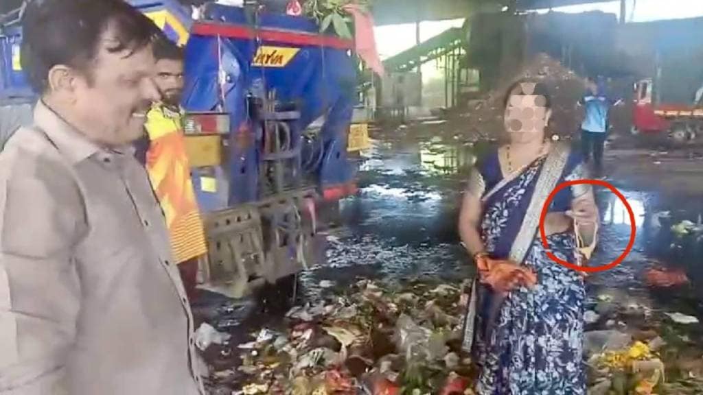 Gold necklace found in garbage truck returned to woman in kalyan