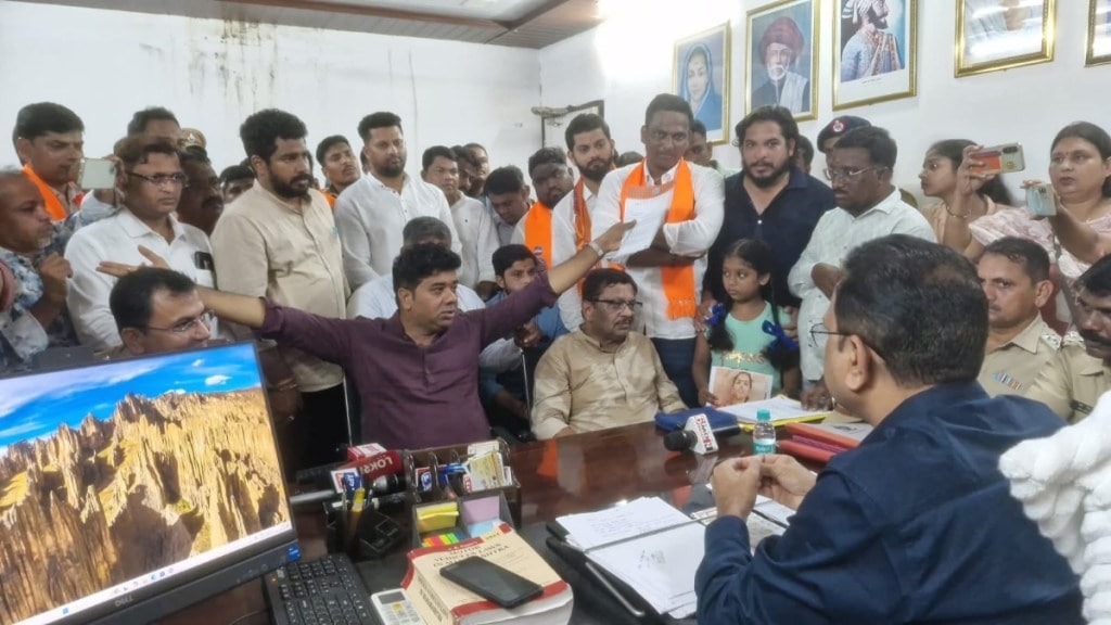 mns avinash jadhav protests against rto over traffic issues vasai virar