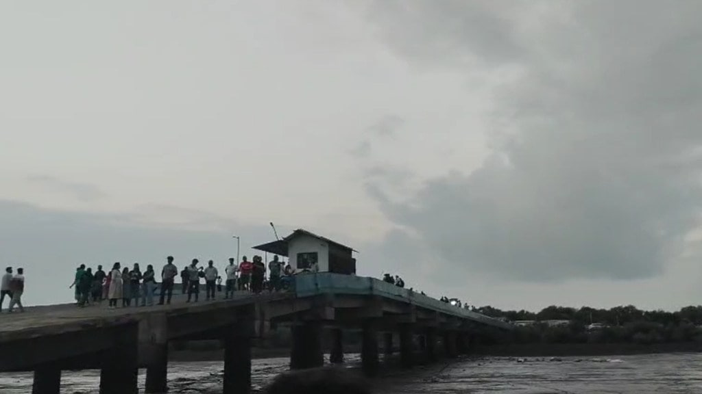 Virar Jalsar RoRo ferry stuck in the sea vasai news