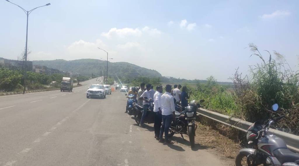 “उद्घाटनाआधीच नवी मुंबई विमानतळावरील विमानं पाहण्यासाठी नागरिकांची महामार्गावर गर्दी” ( लोकसत्ता टीम )