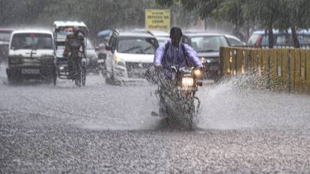 डिशाच्या किनारपट्टीजवळ वादळी पावसाने थैमान
photo : PTI