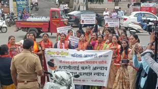 Thackeray group's protest against Rupali Chakankar; Tension, verbal argument outside the office