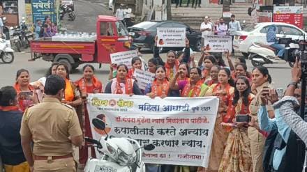 Thackeray group's protest against Rupali Chakankar; Tension, verbal argument outside the office Thackeray group's protest against Rupali Chakankar; Tension, verbal argument outside the office