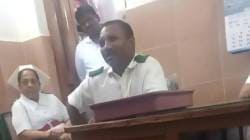 रुग्णालयात प्रबोधनकारांची पु्स्तके वाटल्याने वाद; कक्ष अधिकाऱ्याला माफी मागण्यास भाग पाडले