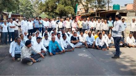 Chopda farmers protest