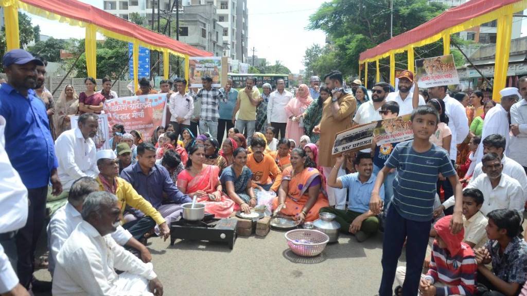 Residents of Nashik Jayabhavani Road area protest against the Forest Department