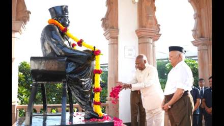 Sarsanghchalak Sangh flag hoisting, begins the procession Sarsanghchalak Sangh flag hoisting, begins the procession