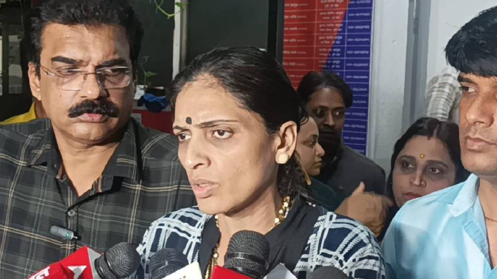 Case registered against Rupali Patil Thombre sister and four others for assaulting a woman Case registered against Rupali Patil Thombre sister and four others for assaulting a woman