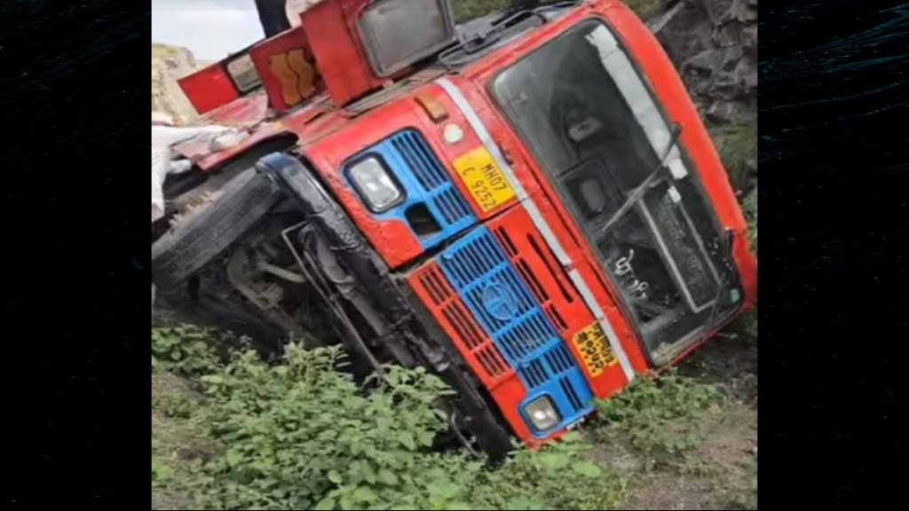 sangamner msrtc st bus overturns chandanapuri ghat section twelve injured students Nashik Pune Highway
