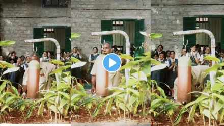 Students bid an emotional farewell to ‘Das Uncle’ who rang the school bell for 38 years Students bid an emotional farewell to ‘Das Uncle’ who rang the school bell for 38 years