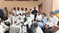 माजी केंद्रीय कृषिमंत्री शरद पवार यांचा भर पावसात पुरंदर विमानतळ प्रकल्पबाधित शेतकऱ्यांशी संवाद