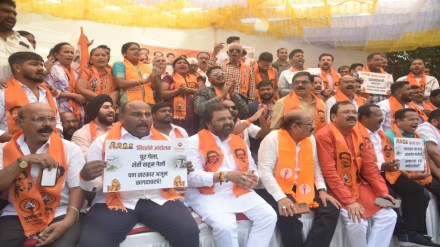 shivsena ubt protest for flood relief compensation nashik