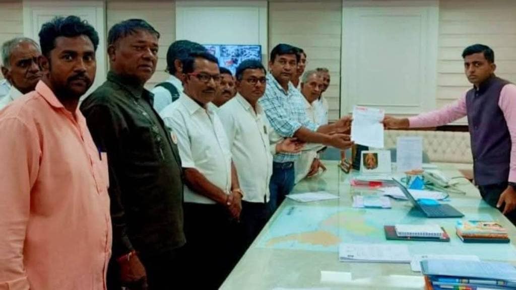 ऊस बिलातून कपात करण्याच्या निर्णयाला किसान सभेने जिल्हाधिकाऱ्यांना निवेदन देऊन विरोध दर्शवला.