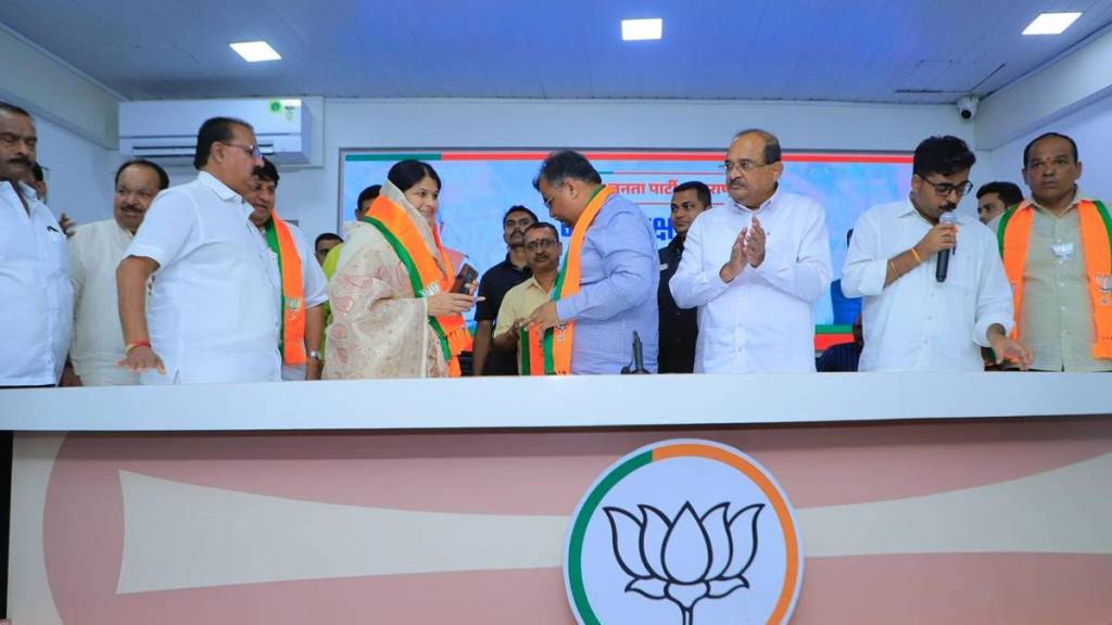 Sunita Bhangre joins BJP in Akola Sunita Bhangre joins BJP in Akola