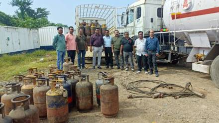Major action by the Controller Ration Distribution Department against a gas tanker in Kharegaon Major action by the Controller Ration Distribution Department against a gas tanker in Kharegaon