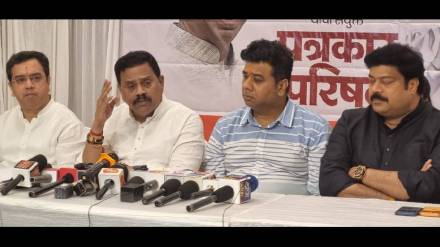 Thackeray group and MNS held a joint press conference in Thane Thackeray group and MNS held a joint press conference in Thane