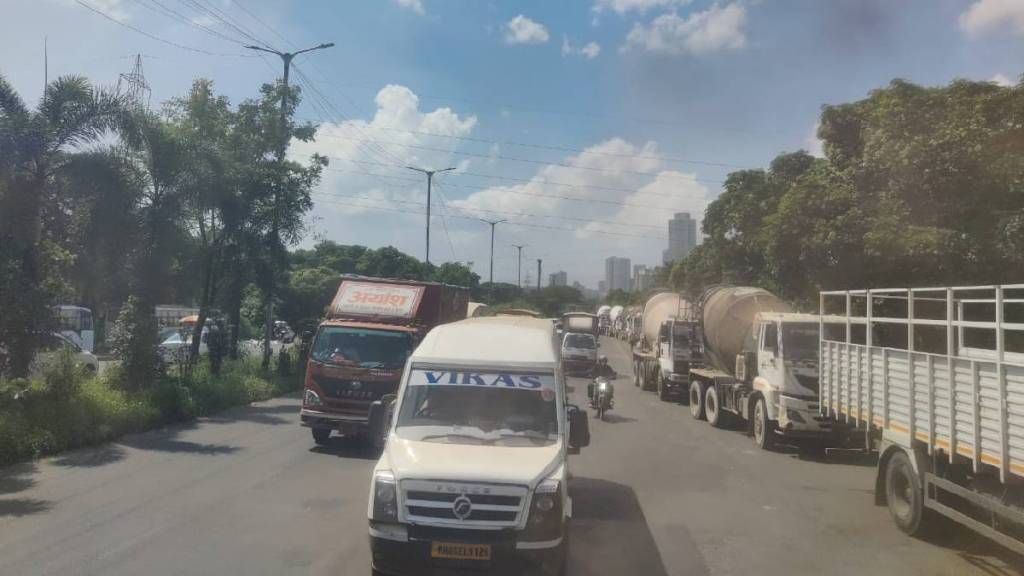 heavy vehicles Long queues traffic congestion Mulund Airoli toll plaza