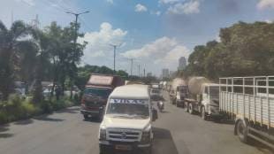 heavy vehicles Long queues traffic congestion Mulund Airoli toll plaza