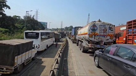 Traffic jam on Mumbai Ahmedabad National Highway