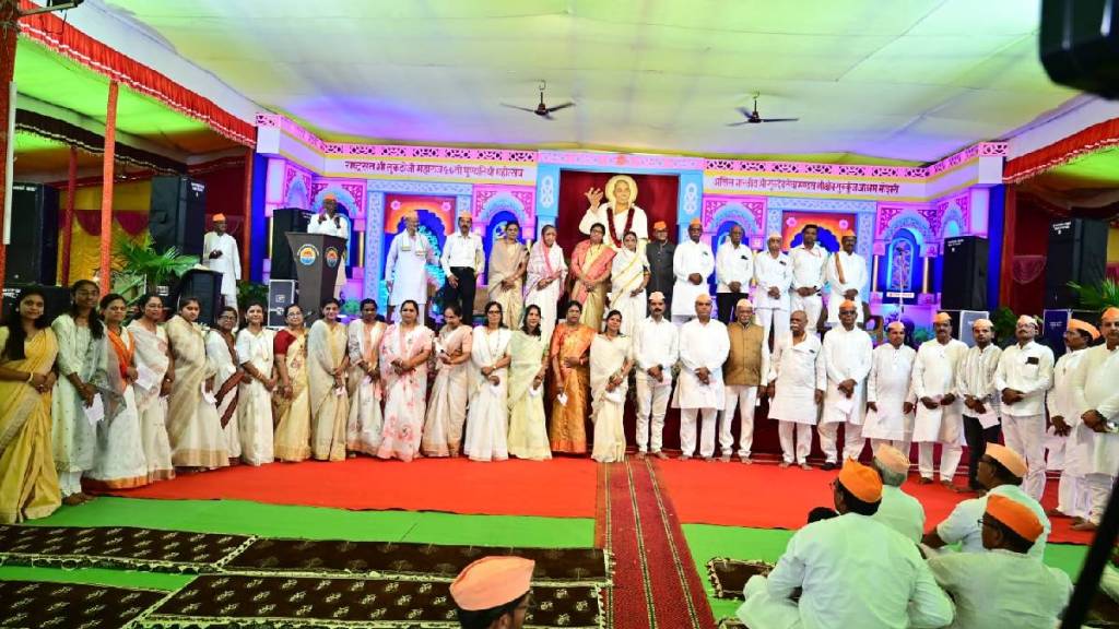 राष्ट्रसंत तुकडोजी महाराजांना लाखो भाविकांची साश्रूनयनांनी मौन श्रद्धांजली (छायाचित्र - लोकसत्ता टीम) 