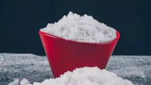 पिंपल्स, काळे डाग घालवण्यासाठी चेह-यावर लावा तुरटी; त्वचेच्या समस्या राहतील दूर