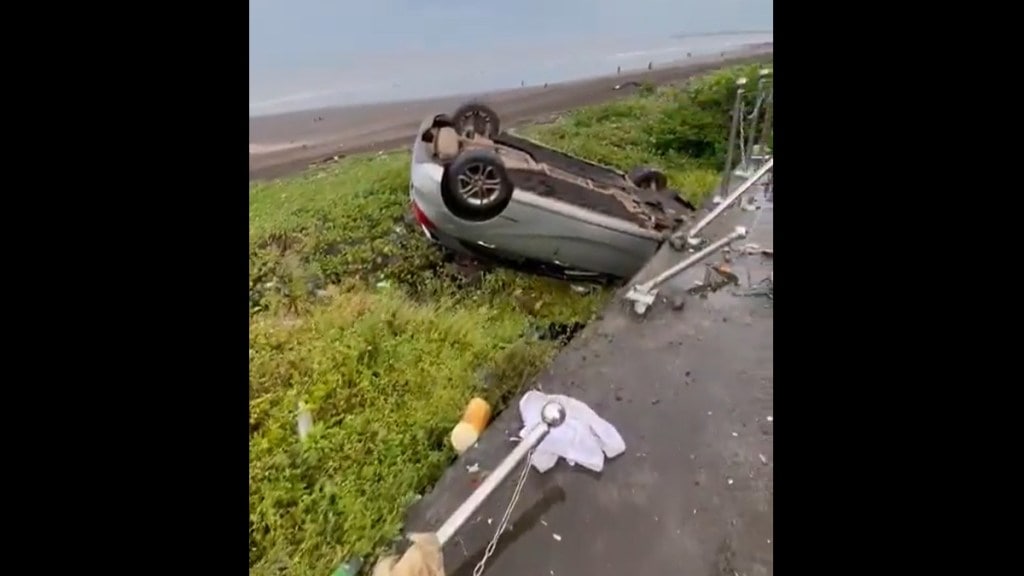 Vasai Rajodi Beach Stunt Driving Car Accident Overturned Platform Smashed Safety Row Vasai Rajodi Beach Stunt Driving Car Accident Overturned Platform Smashed Safety Row