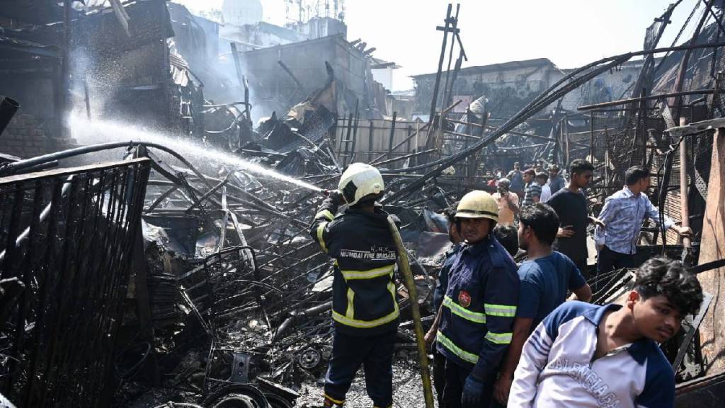 A massive fire broke out in Kurla at night, 20 stores were burnt down