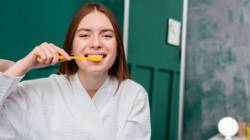 ‘या’ ३ गोष्टी दातांवरील पिवळा थर करतील मिनिटांत दूर; फायदे काय, कसा करायचा वापर; जाणून घ्या तज्ज्ञांकडून