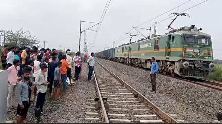 Two youths died under the train while making a reel in jalgaon Two youths died under the train while making a reel in jalgaon