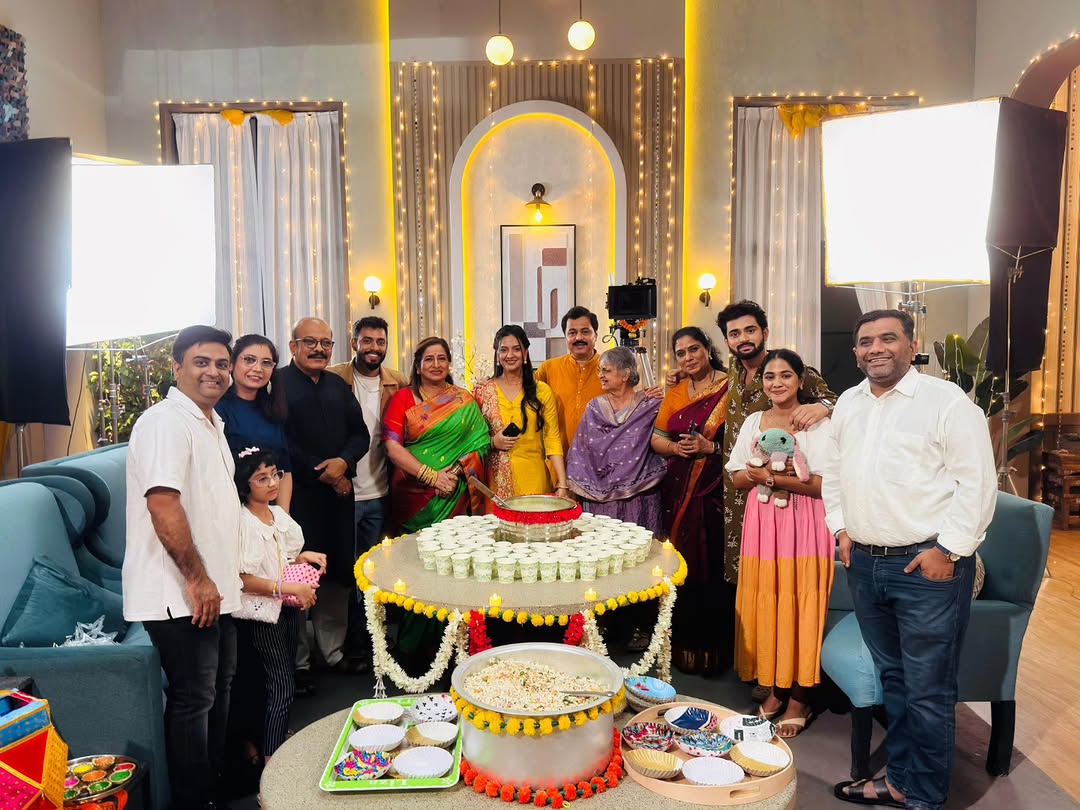 Tejashri Pradhan in red-green Maharashtrian bridal look.