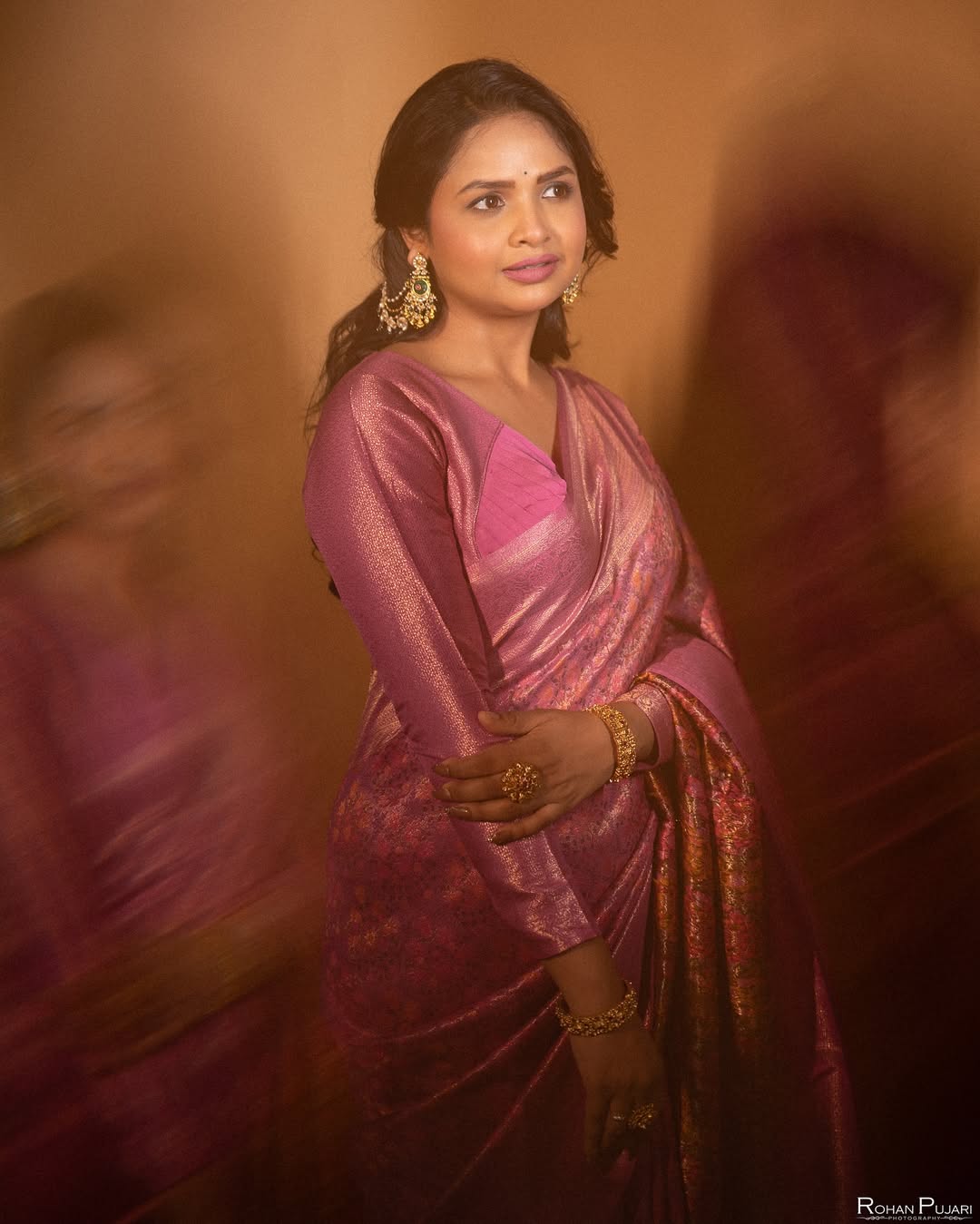 apoorva gore pink saree look