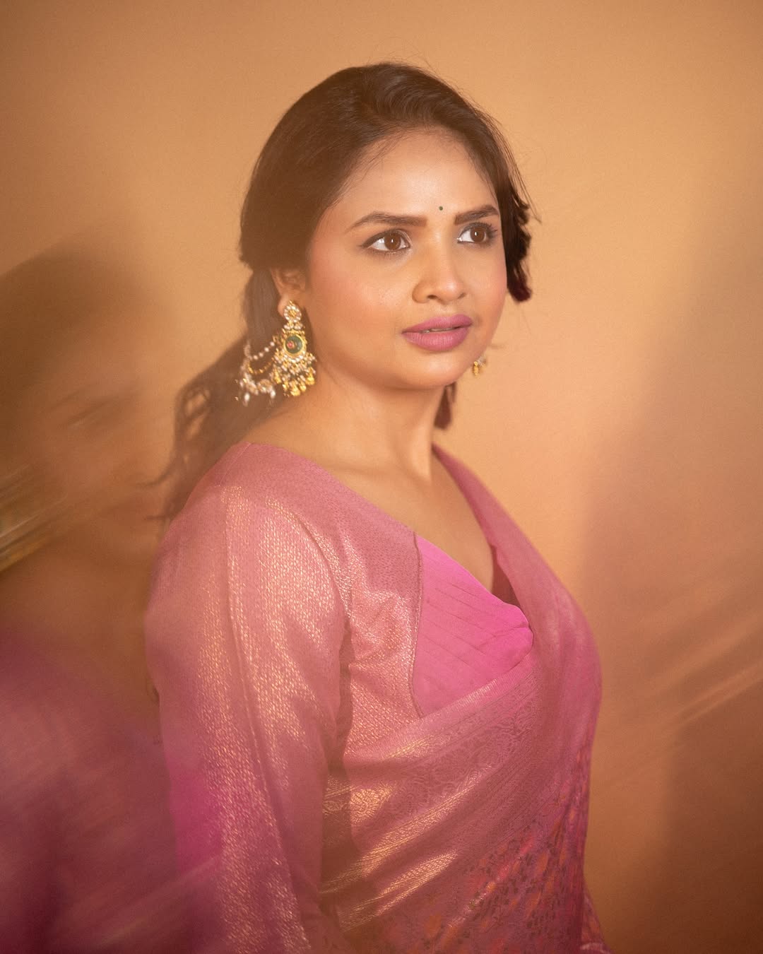 apoorva gore pink saree look
