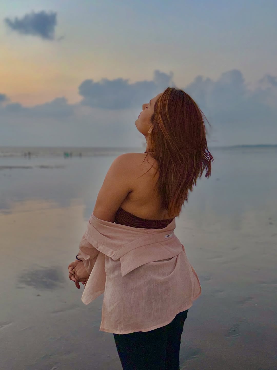 Shweta Kharat beach look