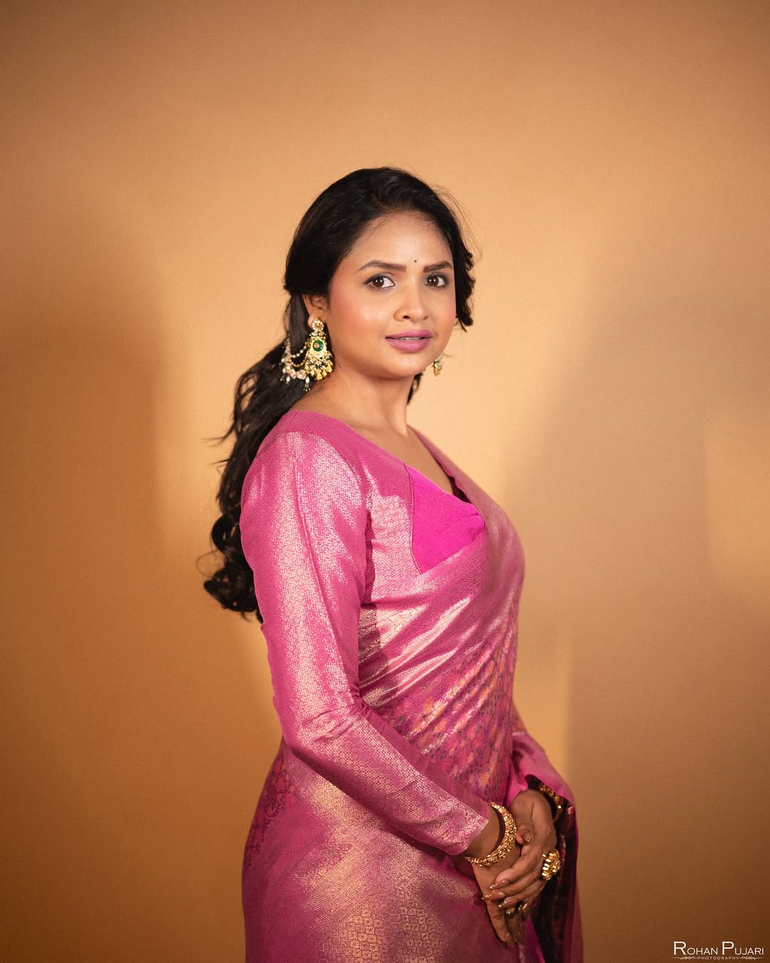 apoorva gore pink saree look