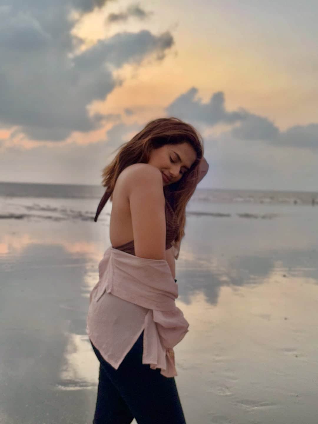 Shweta Kharat beach look