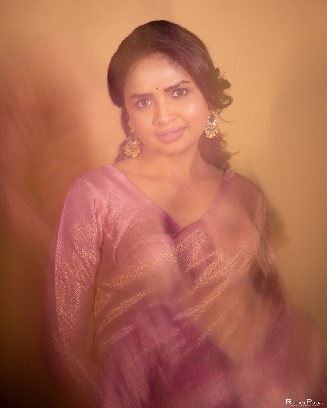 apoorva gore pink saree look