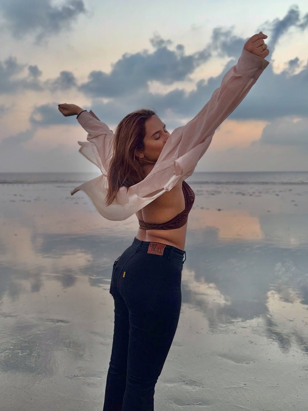 Shweta Kharat beach look