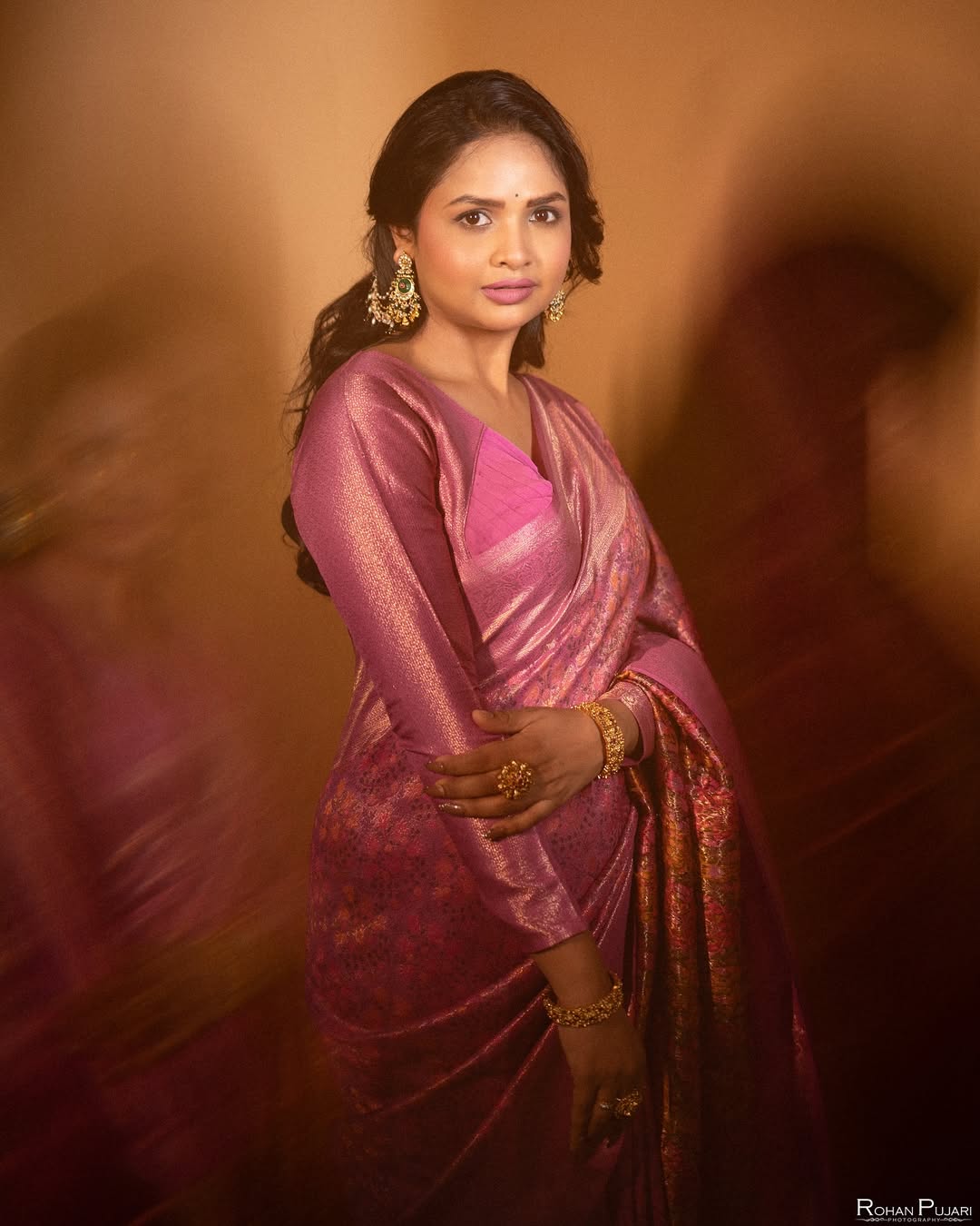 apoorva gore pink saree look