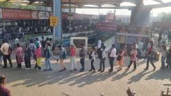 CNG Shortage : सीएनजी तुटवड्यामुळे सलग तिसऱ्या दिवशी हाल, बसगाड्यांच्या थांबावर रांगा, अनेकांची पायपीट