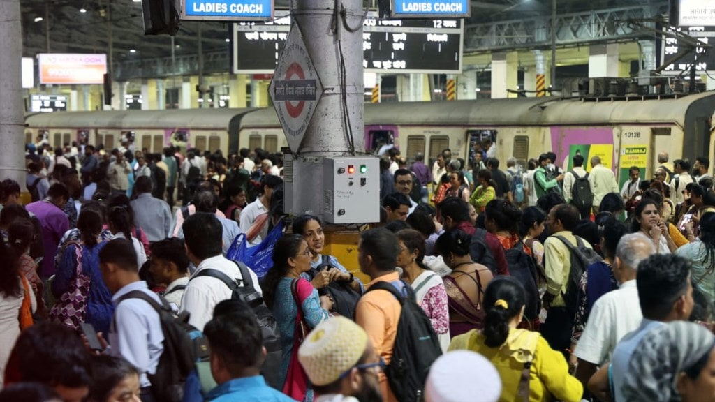 Central Railway Disruption Leads Fatal Accident Local Train Hits Commuters Walk Tracks Sandhurst Road CSMT Protest Mumbai Central Railway Disruption Leads Fatal Accident Local Train Hits Commuters Walk Tracks Sandhurst Road CSMT Protest Mumbai