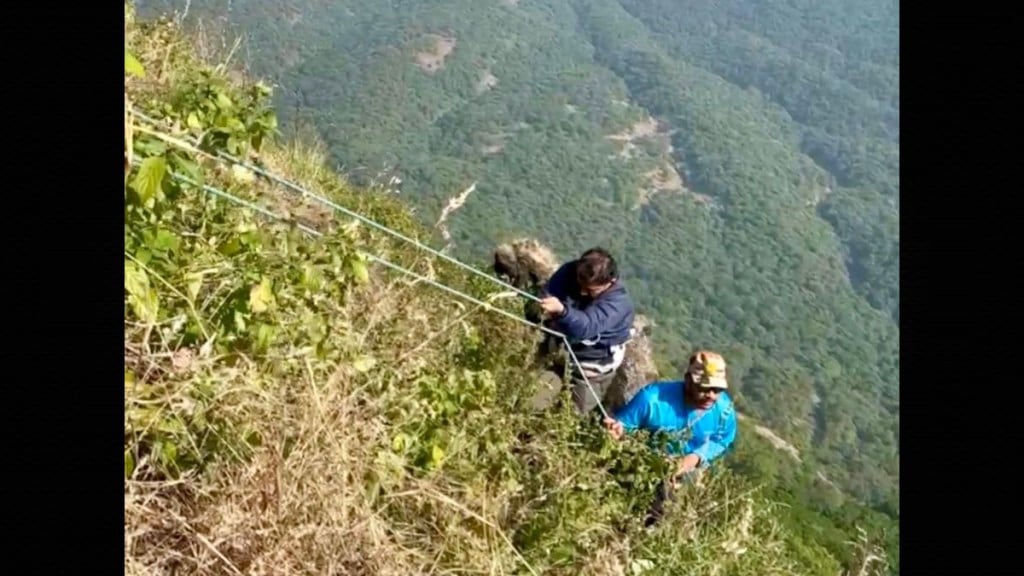 Chanderi Fort Trekkers Rescue Abhay Pandey Mount Everest Team Saves Vangani Badlapur Giri Premi pune Chanderi Fort Trekkers Rescue Abhay Pandey Mount Everest Team Saves Vangani Badlapur Giri Premi pune