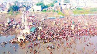 Crowd of devotees at Dhakati Pandhari on the occasion of Kartiki Ekadashi