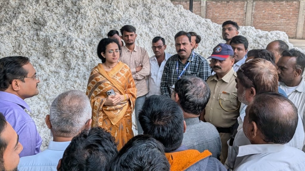 Dhule Collector Bhagyashree Vispute Surprise Cotton Center Visit Shirpur Transparency Drive Farmer Grievances