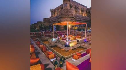 Fort area preferred for pre-wedding ceremony filming Fort area preferred for pre-wedding ceremony filming