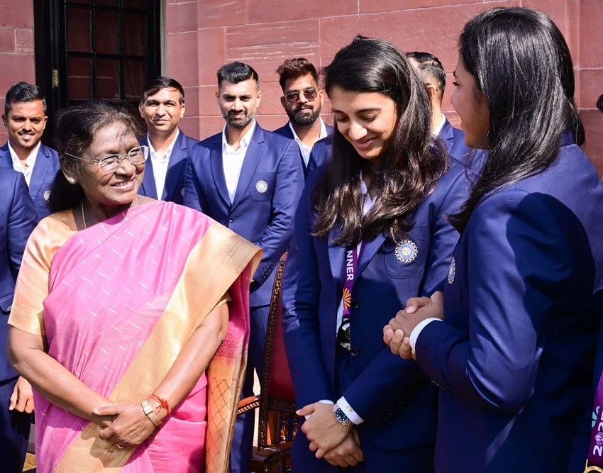 Harmanpreet Kaur presenting jersey to President Murmu