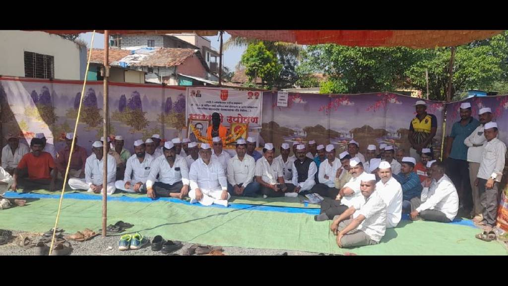 Farmers' chain hunger strike in Ahurli against four-laning of Ghoti-Trimbakeshwar highway Farmers' chain hunger strike in Ahurli against four-laning of Ghoti-Trimbakeshwar highway